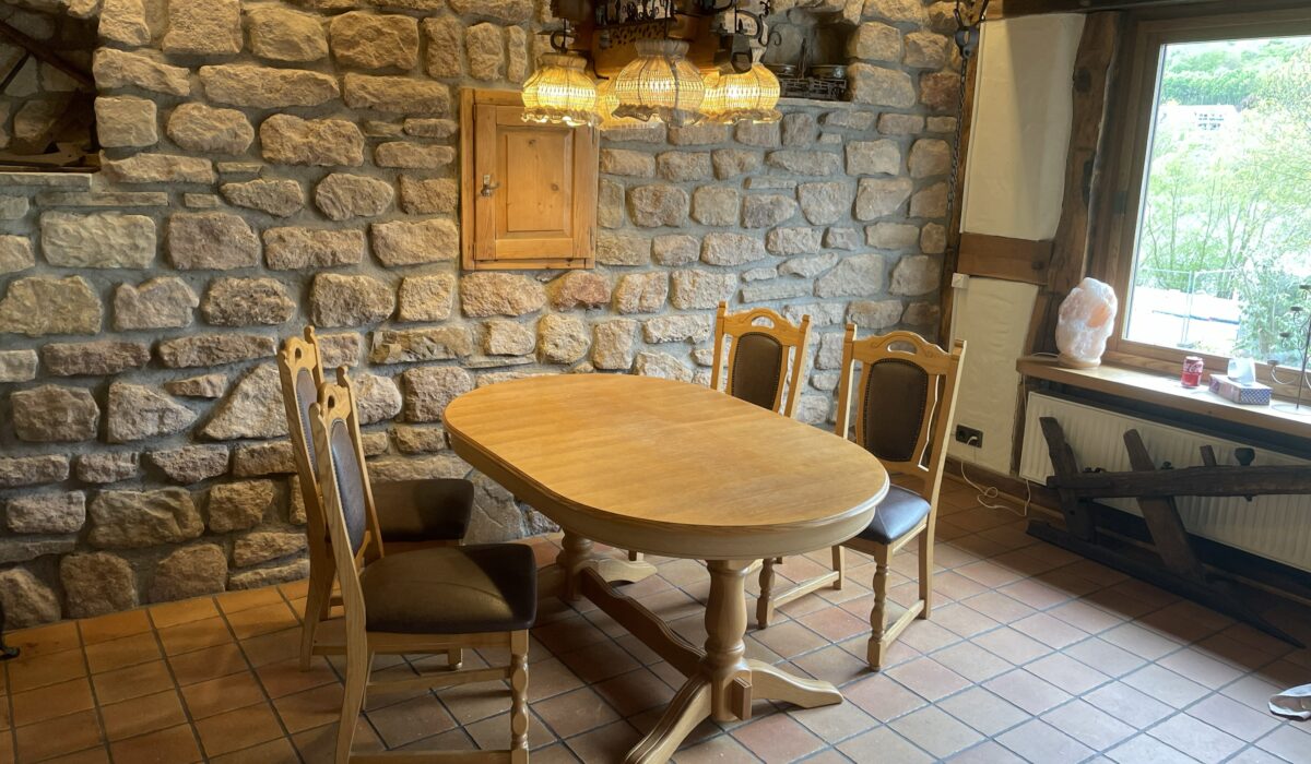 Esstisch im Wohnzimmer mit Blick ins Moseltal